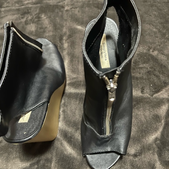 Vera Wang wedges size 9 - Picture 4 of 6